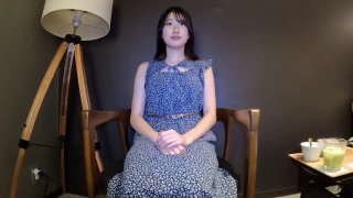 妹纸不听话被男友吊着用勺子打BB，哭着认错，然后放下来再狠狠操,咪咪很大很漂亮