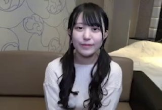 身材苗条的辣妹带着紧致的小穴骑在对她来说太大的鸡巴上！